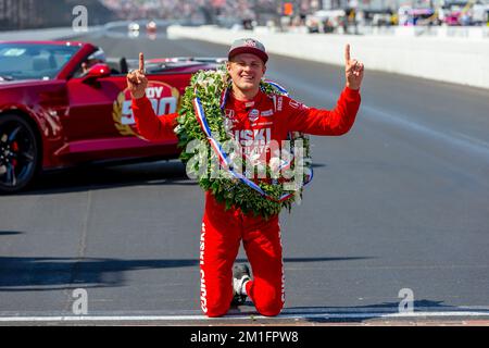 MARCUS ERICSSON (8) of Kumla, Sweden wins the Indianapolis 500 at Indianapolis Motor Speedway in Indianapolis, MI, USA. Stock Photo