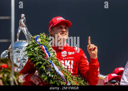 MARCUS ERICSSON (8) of Kumla, Sweden wins the Indianapolis 500 at Indianapolis Motor Speedway in Indianapolis, MI, USA. Stock Photo