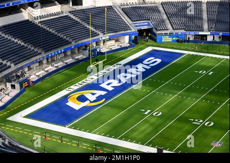 Detailed view of Las Vegas Raiders (left) and Los Angeles Rams helmets and Super  Bowl Vince Lombardi Trophy. Photo via Credit: Newscom/Alamy Live News Stock  Photo - Alamy