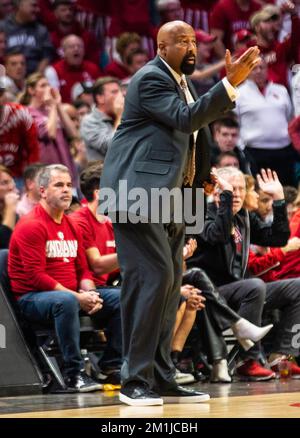 December 10 2022 Las Vegas, NV, U.S.A. Indiana head coach Mike Woodson disagrees with the Referee call during the NCAA The Clash Men's Basketball game between Arizona Wildcats and the Indiana Hoosiers. Arizona beat Indiana 89-75 at MGM Grand Garden Arena Las Vegas, NV. Thurman James/CSM Stock Photo