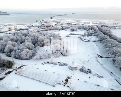 Snow and ice blanket Marine park on the coast at South Shields in the North East. Snow and ice have swept across parts of the UK, with cold wintry conditions set to continue for days. Picture date: Tuesday December 13, 2022. Stock Photo