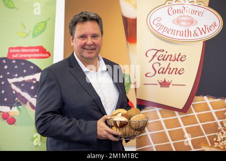 Mettingen, Germany. 13th Dec, 2022. Andreas Wallmeier, Managing Director of food manufacturer Coppenrath & Wiese, holds a basket full of rolls at the company's annual press conference. The management of Germany's largest frozen baked goods manufacturer wants to take stock of the 2022 financial year and provide an outlook for 2023. Credit: Friso Gentsch/dpa/Alamy Live News Stock Photo