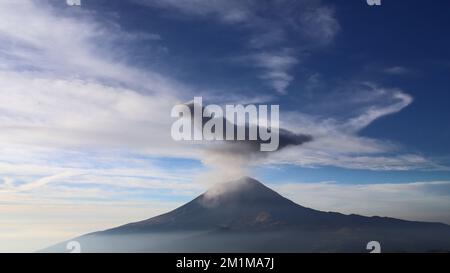 mexicos most active volcano near mexico city Stock Photo