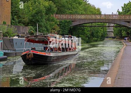 Regents Canal towpath, Camden, North London, England, UK, NW1 7TN Stock Photo