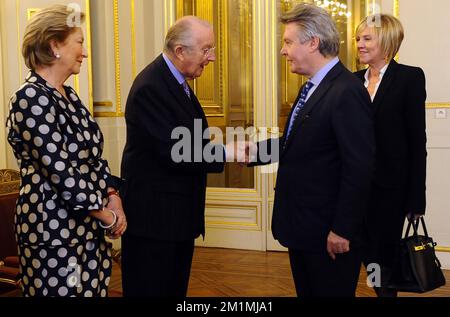 20120125 - BRUSSELS, BELGIUM: Queen Paola of Belgium and King Albert II of Belgium welcome Belgian EU Commissioner for Trade Karel De Gucht and his wife Mireille Schreurs as the Belgian Royal Family receives the chairmen and presidents of the European institutions, the European Commissioners and other representatives of the European institutions, at the Royal Castle in Laeken/Laken, Brussels, Wednesday 25 January 2012. BELGA PHOTO BENOIT DOPPAGNE Stock Photo