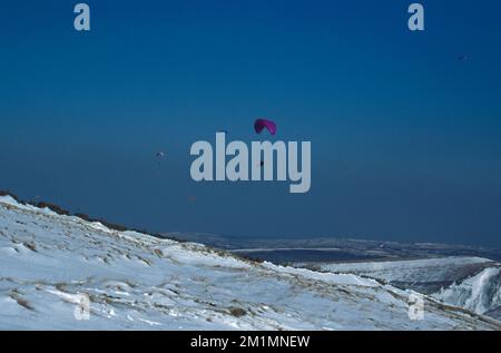 Para and Hang gliders gliding over Rushup Edge, Edale Derbyshire England Stock Photo