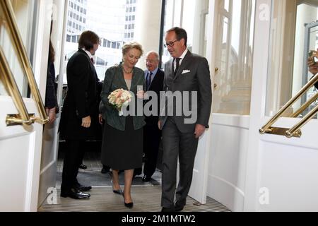 20120612 - BRUSSELS, BELGIUM: Queen Paola of Belgium (C) arrives for a performance of Giuseppe Verdi's opera Il Trovatore, at the Koninklijke Muntschouwburg - Theatre Royale de la Monnaie in Brussels, Tuesday 12 June 2012. This production is directed by Dmitri Tcherniakov, with the symphonic orchestra and choir of De Munt-La Monnaie, with director Marc Minkowski. BELGA PHOTO NICOLAS MAETERLINCK Stock Photo