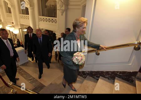 20120612 - BRUSSELS, BELGIUM: Queen Paola of Belgium arrives for a performance of Giuseppe Verdi's opera Il Trovatore, at the Koninklijke Muntschouwburg - Theatre Royale de la Monnaie in Brussels, Tuesday 12 June 2012. This production is directed by Dmitri Tcherniakov, with the symphonic orchestra and choir of De Munt-La Monnaie, with director Marc Minkowski. BELGA PHOTO NICOLAS MAETERLINCK Stock Photo