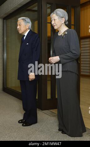 20120612 - TOKYO, JAPAN: Japanese Emperor Akihito and his wife Empress Michiko await Princess Mathilde and Crown Prince Philippe of Belgium before a dinner at the Imperial Palace during the third day of the economic mission to Japan, Tuesday 12 June 2012. BELGA PHOTO BENOIT DOPPAGNE Stock Photo