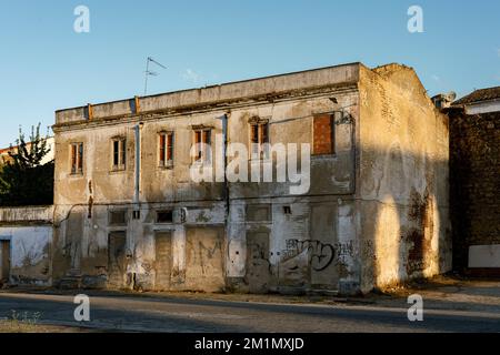 Ombre de l'aqueduc de l'Agua de Prata sur une vieille bâtisse abandonnée dans la ville d'Evora.  Alentejo, Portugal, Europe Stock Photo