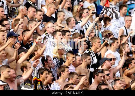 20120819 - CHARLEROI, BELGIUM: Charleroi's supporters pictured during the Jupiler Pro League match between Sporting Charleroi and Standard de Liege, in Charleroi, Sunday 19 August 2012, on the fourth day of the Belgian soccer championship. BELGA PHOTO VIRGINIE LEFOUR Stock Photo