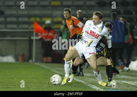 20130119 - LIER, BELGIUM: Waasland-Beveren's Wesley Sonck and Lierse's Thomas Wils fight for the ball during the Jupiler Pro League match between Lierse SK and Waasland-Beveren, in Lier, Saturday 19 January 2013, on day 23 of the Belgian soccer championship. BELGA PHOTO KRISTOF VAN ACCOM Stock Photo