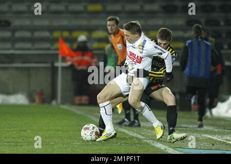 20130119 - LIER, BELGIUM: Waasland-Beveren's Wesley Sonck and Lierse's Thomas Wils fight for the ball during the Jupiler Pro League match between Lierse SK and Waasland-Beveren, in Lier, Saturday 19 January 2013, on day 23 of the Belgian soccer championship. BELGA PHOTO KRISTOF VAN ACCOM Stock Photo