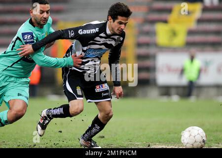 20130209 - CHARLEROI, BELGIUM: Lierse's Rachid Bourabia and Charleroi's Matan Ohayon fight for the ball during the Jupiler Pro League match between Charleroi and Lierse, in Charleroi, Saturday 09 February 2013, on day 26 of the Belgian soccer championship. BELGA PHOTO VIRGINIE LEFOUR Stock Photo