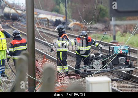 Illustration picture shows firemen in Wetteren, Saturday 11 May 2013. In the night from Friday 3 to Saturday 4 May a freight train derailed and exploded on a track near Schellebelle (part of Wichelen, Wetteren). The train contained the chemical product acrylonitrile, a toxic and inflammable fluid that can cause breathing problems. Emergency services evacuated some 2000 residents. One local resident died and 49 persons were brought to hospital.  Stock Photo