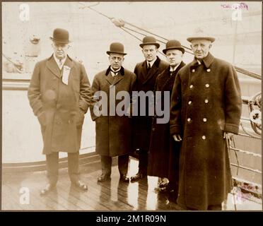 Baseball men embark on Baseball World Tour , Baseball managers, Sportswriters, Baseball, Comiskey, Charles A., McGraw, John Joseph, 1873-1934. Michael T. -Nuf Ced- McGreevy Collection Stock Photo
