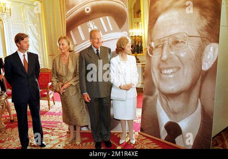 BRU52 - 19980717 - BRUSSELS, BELGIUM: (FILES) File picture dated 17 July 1998 shows (L-R) Prince Philippe, Queen Paola, King Albert II and Queen Fabiola during an exhibition on Belgium's King Baudouin/Boudewijn. Belgium commemorates on 31 July 2003 the 10th anniversary of the death of King Baudouin. BELGA PHOTO FILES Stock Photo
