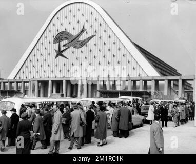 19580415 - BRUSSELS, BELGIUM (FILE) : This file picture dated 15 April 1958 presents Expo 58. On the picture : a group of journalists in front of the Grand Palais. BELGA PHOTO ARCHIVES  Expo 58, also known as the Brussels World's Fair, was held from 17 April to 19 October 1958. It was the first major World's Fair after World War II. Stock Photo