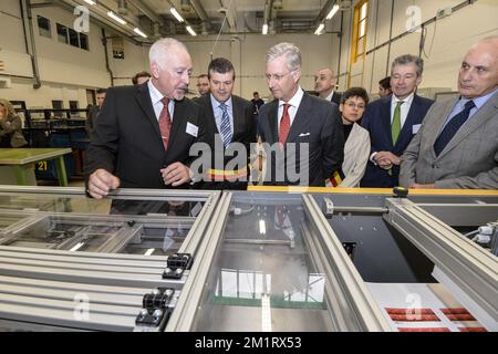 20131015 - MECHELEN, BELGIUM: Mechelen mayor Bart Somers (2L), King Philippe - Filip of Belgium (3L), Antwerp province governor Cathy Berx (3R) and Johnny Thijs, CEO of bpost (R) pictured during a visit to the Bpost printing home for post stamps in Mechelen, Tuesday 15 October 2013. Today the printing of the new post stamp with the picture of King Philippe starts. BELGA PHOTO JASPER JACOBS