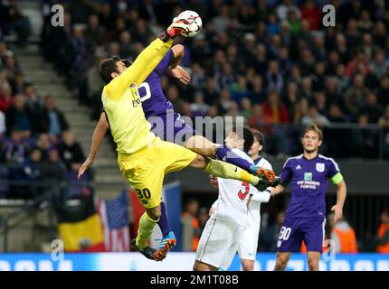 20131023 - BRUSSELS, BELGIUM: PSG's goalkeeper Salvatore Sirigu and Anderlecht's Aleksandar Mitrovic fight for the ball during a soccer game between Belgian team RSC Anderlecht and French team PSG (Paris Saint-Germain), the third match in Group C of the Champions League Group stage, Wednesday 23 October 2013 in Brussels. BELGA PHOTO VIRGINIE LEFOUR Stock Photo