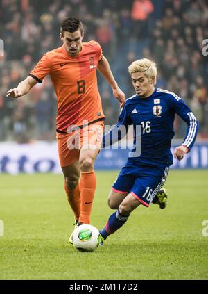 20131116 - GENK, BELGIUM: Dutch Kevin Strootman and Japan's Hotaru Yamaguchi fight for the ball during a friendly soccer game between the Netherlands and Japan, in Genk on Saturday 16 November 2013. BELGA PHOTO NICOLAS LAMBERT Stock Photo