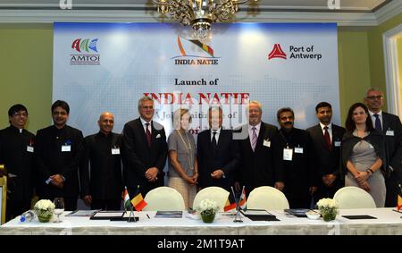 20131127 - MUMBAI, INDIA: Flemish Minister-President Kris Peeters (4rth L), Princess Astrid of Belgium (C), Vice-Prime Minister and Foreign Minister Didier Reynders (6th R) and President of Antwerp Port Authority, Port Alderman, vice-mayor of the City of Antwerp, Marc Van Peel (5th R) pose for the photographer during the launch of India Natie in Mumbai, India, Wednesday 27 November 2013, on the third day of an economic mission of Belgian Princess Astrid to India. BELGA PHOTO ERIC LALMAND Stock Photo