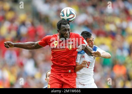 20140622 - RIO DE JANEIRO, BRAZIL: Belgium's Romelu Lukaku and Russia's Aleksandr Samedov fight for the ball during a soccer game between Belgian national team The Red Devils and Russia in Rio de Janeiro, Brazil, the second game in Group H of the first round of the 2014 FIFA World Cup, Sunday 22 June 2014. BELGA PHOTO BRUNO FAHY Stock Photo