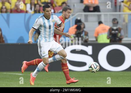 Argentina's Enzo Perez and Belgium's Eden Hazard fight for the ball during the quarter final match between Belgian national soccer team Red Devils and Argentina, in Estadio Nacional Mane Garrincha, in Brasilia, Brazil, during the 2014 FIFA World Cup, Saturday 05 July 2014.  BELGA PHOTO DIRK WAEM Stock Photo