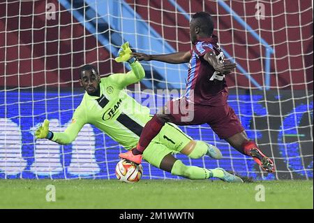 20141023 - TRABZON, TURKEY: Lokeren's goalkeeper Barry Boubacar Copa and Trabzonspor's Majeed Waris fight for the ball during a game between Turkish club Trabzonspor AS and Belgian soccer team KSC Lokeren OVL in the Huseyin Avni Aker Stadium in Trabzon, Thursday 23 October 2014. It is the third day of the group stage of the UEFA Europa League competition, in group L. BELGA PHOTO YORICK JANSENS Stock Photo