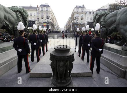 20141111 - BRUSSELS, BELGIUM: Illustration picture shows the commemoration of World War I (1914-1918), commonly known as Remembrance Day, at the tomb of the Unknown Soldier, at the Congress Column (Colonne du Congres - Congreskolom) in Brussels, Tuesday 11 November 2014. The ceasefire went into effect in 1918 as Germany signed an armistice agreement with the Allies. They also commemorate the victims of the Second World War II (1940-1945) and of humanitarian and peace operations after 1945. BELGA PHOTO NICOLAS MAETERLINCK Stock Photo