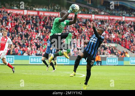 20150502 - LIEGE, BELGIUM: Standard's goalkeeper Yohann Thuram and Club's Jose Izquierdo fight for the ball during the Jupiler Pro League match between Standard de Liege and Club Brugge, Saturday 02 May 2015 in Liege, on the sixth day of the Play-off 1. BELGA PHOTO BRUNO FAHY Stock Photo