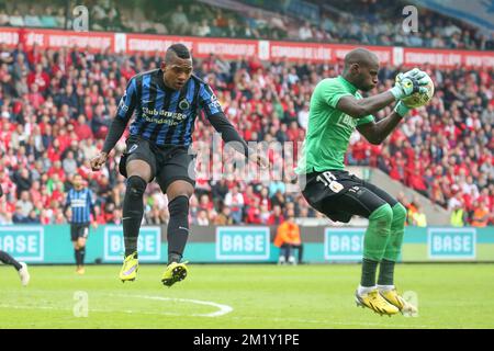 20150502 - LIEGE, BELGIUM: Club's Jose Izquierdo and Standard's goalkeeper Yohann Thuram fight for the ball during the Jupiler Pro League match between Standard de Liege and Club Brugge, Saturday 02 May 2015 in Liege, on the sixth day of the Play-off 1. BELGA PHOTO BRUNO FAHY Stock Photo