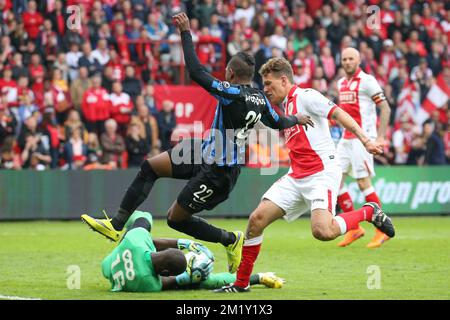 20150502 - LIEGE, BELGIUM: Standard's goalkeeper Yohann Thuram, Club's Jose Izquierdo and Standard's Alexander Scholz fight for the ball during the Jupiler Pro League match between Standard de Liege and Club Brugge, Saturday 02 May 2015 in Liege, on the sixth day of the Play-off 1. BELGA PHOTO BRUNO FAHY Stock Photo