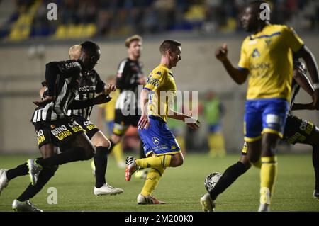 20150913 Sint Truiden Belgium Stvvs Rob Schoofs Fights For The Ball During The Jupiler Pro League Match Between Stvv And Charleroi In Sint Truiden Sunday 13 September 2015 On The Seventh Day Of The Belgian Soccer Championship Belga Photo John Thys 2m200k0 