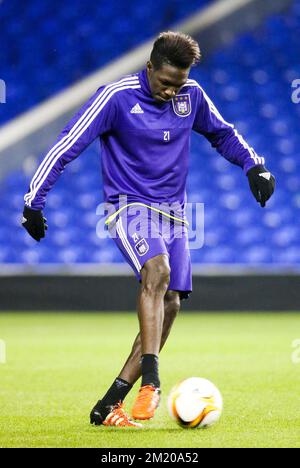 20151104 - LONDON, UNITED KINGDOM: Anderlecht's Fabrice N'Sakala pictured in action during a training session of Belgian first league soccer club RSC Anderlecht, in the White Hart Lane stadium in London, United Kingdom, Wednesday 04 November 2015. Tomorrow RSCA will play in group J, a fourth game in the group stage of the Uefa Europa League competition against Tottenham Hotspur. BELGA PHOTO VIRGINIE LEFOUR Stock Photo