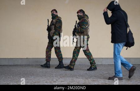 20151124 - BRUSSELS, BELGIUM: Illustration shows Belgian soldiers near the European Institutions Headquarters, Tuesday 24 November 2015, in Brussels. The terrorist threat level is being kept at level four, the maximum in Brussels region, and has be maintained at level three for the rest of the country. The level 4 threat level for Brussels will be maintained until next Monday. All schools in Brussels and the subway stay closed. BELGA PHOTO BENOIT DOPPAGNE Stock Photo