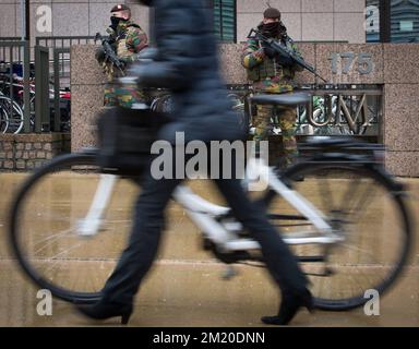 20151124 - BRUSSELS, BELGIUM: Illustration shows Belgian soldiers standing by European Institutions Headquarters, Tuesday 24 November 2015, in Brussels. The terrorist threat level is being kept at level four, the maximum in Brussels region, and has be maintained at level three for the rest of the country. The level 4 threat level for Brussels will be maintained until next Monday. All schools in Brussels and the subway stay closed. BELGA PHOTO BENOIT DOPPAGNE Stock Photo
