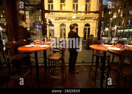 20151124 - BRUSSELS, BELGIUM: Illustration shows Nearly empty restaurant and owner, Tuesday 24 November 2015, in Brussels. The terrorist threat level is being kept at level four, the maximum in Brussels region, and has be maintained at level three for the rest of the country. The level 4 threat level for Brussels will be maintained until next Monday. All schools in Brussels and the subway stay closed. BELGA PHOTO NICOLAS MAETERLINCK Stock Photo