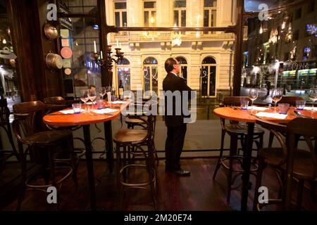 20151124 - BRUSSELS, BELGIUM: Illustration shows Nearly empty restaurant and owner, Tuesday 24 November 2015, in Brussels. The terrorist threat level is being kept at level four, the maximum in Brussels region, and has be maintained at level three for the rest of the country. The level 4 threat level for Brussels will be maintained until next Monday. All schools in Brussels and the subway stay closed. BELGA PHOTO NICOLAS MAETERLINCK Stock Photo