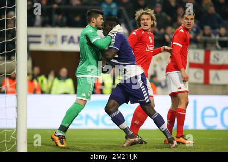 Standard's goalkeeper Victor Valdes Arriba and Anderlecht's Kara Mbodji fight during the Jupiler Pro League match between RSC Anderlecht and Standard de Liege, in Brussels, Sunday 28 February 2016, on day 28 of the Belgian soccer championship. BELGA PHOTO VIRGINIE LEFOUR Stock Photo