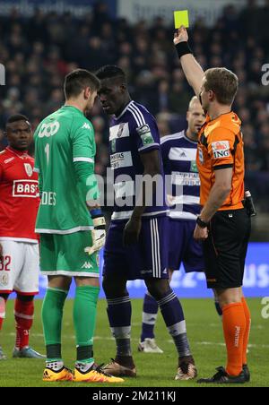 Standard's goalkeeper Victor Valdes Arriba, Anderlecht's Kara Mbodji and referee Bart Vertenten pictured during the Jupiler Pro League match between RSC Anderlecht and Standard de Liege, in Brussels, Sunday 28 February 2016, on day 28 of the Belgian soccer championship. BELGA PHOTO VIRGINIE LEFOUR Stock Photo