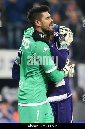 Standard's goalkeeper Victor Valdes Arriba and Anderlecht's Stefano Okaka pictured after the Jupiler Pro League match between RSC Anderlecht and Standard de Liege, in Brussels, Sunday 28 February 2016, on day 28 of the Belgian soccer championship. BELGA PHOTO VIRGINIE LEFOUR Stock Photo