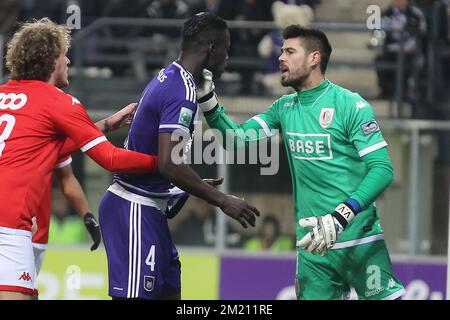 Anderlecht's Kara Mbodji and Standard's goalkeeper Victor Valdes Arriba fight during the Jupiler Pro League match between RSC Anderlecht and Standard de Liege, in Brussels, Sunday 28 February 2016, on day 28 of the Belgian soccer championship. BELGA PHOTO BRUNO FAHY Stock Photo