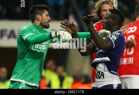 Standard's goalkeeper Victor Valdes Arriba and Anderlecht's Kara Mbodji fight during the Jupiler Pro League match between RSC Anderlecht and Standard de Liege, in Brussels, Sunday 28 February 2016, on day 28 of the Belgian soccer championship. BELGA PHOTO VIRGINIE LEFOUR Stock Photo