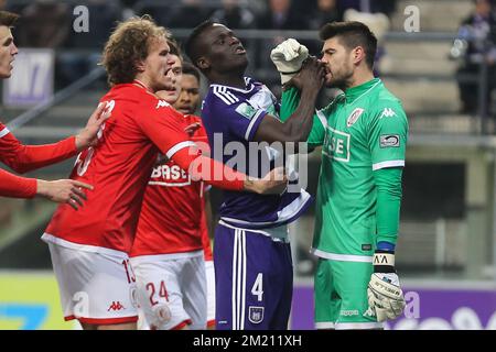 Anderlecht's Kara Mbodji and Standard's goalkeeper Victor Valdes Arriba fight during the Jupiler Pro League match between RSC Anderlecht and Standard de Liege, in Brussels, Sunday 28 February 2016, on day 28 of the Belgian soccer championship. BELGA PHOTO BRUNO FAHY Stock Photo