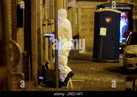 Illustration picture shows forensic police at the house on Rue des Quatre-Vents - Vierwindenstraat 57, the location of a police action in Sint-Jans-Molenbeek - Molenbeek-Saint-Jean, Brussels, Friday 18 March 2016.  Stock Photo