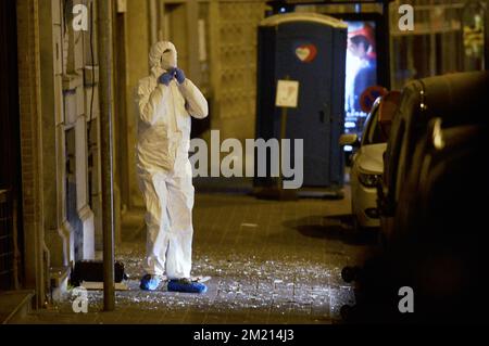 Illustration picture shows forensic police at the house on Rue des Quatre-Vents - Vierwindenstraat 57, the location of a police action in Sint-Jans-Molenbeek - Molenbeek-Saint-Jean, Brussels, Friday 18 March 2016.  Stock Photo