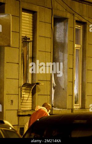 Illustration picture shows forensic police at the house on Rue des Quatre-Vents - Vierwindenstraat 57, the location of a police action in Sint-Jans-Molenbeek - Molenbeek-Saint-Jean, Brussels, Friday 18 March 2016.  Stock Photo