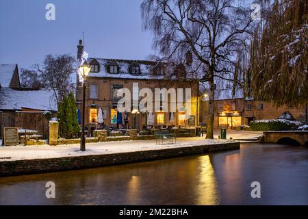 Old manse hotel at dawn in the snow. Bourton on the Water, Cotswolds, Gloucestershire, England Stock Photo