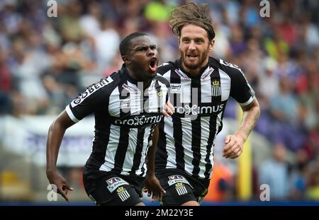 Charleroi's Djamel Bakar and Charleroi's Damien Marcq celebrate after scoring during the Jupiler Pro League match between RSC Anderlecht and Sporting Charleroi, in Anderlecht, Brussels, Sunday 28 August 2016, on the sixth day of the Belgian soccer championship. BELGA PHOTO VIRGINIE LEFOUR Stock Photo